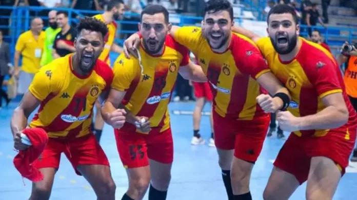 لاعبو الترجي الرياضي يحتفلون بتتويجهم بلقب الدوري التونسي لكرة اليد بعد الفوز على النجم الساحلي